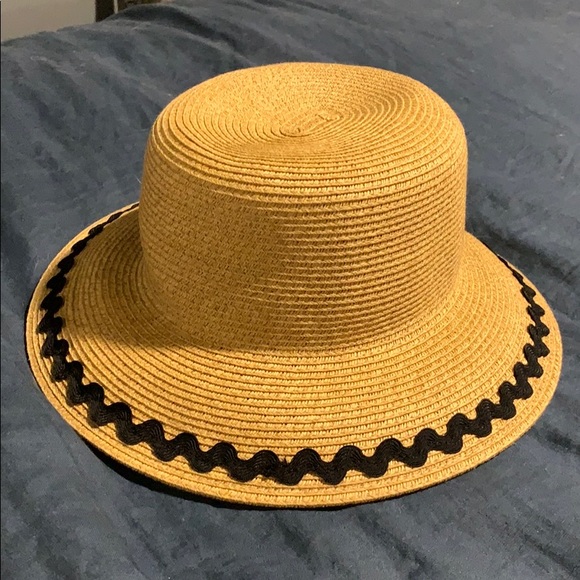 Straw hat - Picture 1 of 2